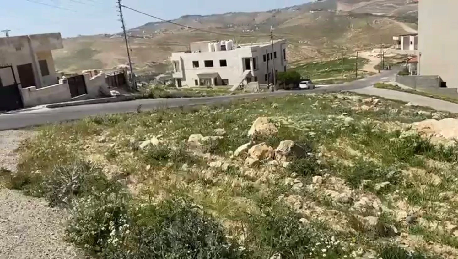 أرض في ارض في ام العروق على شارعين للبيع  - 95,000 دأ - صورة 1