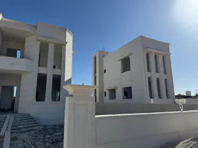 فيلا/منزل - الكرك - قرب مثلث اليوبيل - مقابل البستنجي مول - 90000 دأ
