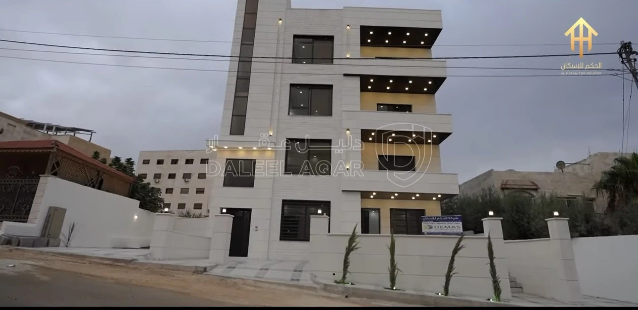 شقة في ‏ALHAKAM HOUSING كاش او أقساط من المالكمشروع مادبا حي الرشاد ((بالقرب من مسجد عيسى أبن مريم))( شقق طابقيه مساحة (174)📌لدينا فريق كامل مجهز في اي وقت للجولات الميدانية وتزويدكم في ادق التفاصيل للمشروع (المشروع جاهزة للتسليم) 🏘️🏘️🏙️ شركتنا مختصة باختيار المواقع الاستراتيجية وفي أرقى المناطق) ________🏘️ مواصفات الشقق بمواصفات ڤلل💯تشطيبات سوبر ديلوكس❇️ مساحة الشقه الاولى 174+220 مساحات خارجيه ❇️ مساحة الشقق (174)م وتتكون من : ✔️ 2 غرف نوم اطفال  ✔️ غرفة ماستر ✔️ 3حمامات ✔️ صالون مع بلكونه✔️ مطبخ مع بلكونه✔️ غرفة ضيوف مع بلكونه 📌مواصفـات الشقة :-🔹المنيوم مقطع خاص Spacer 16m زجاج Double Glaze عازل للحرارة والصوت .🔹اباجورات المنيوم كهرباء معزولة Foam .🔹 بورسلان إسباني نخب أول .🔹 أطقم حمامات معلقة Vetra .🔹 مغاسل كاونتر مع خزائن Laminate .🔹 بطاريات Roca إسباني .🔹 نظام Shower Jet مع قاطع سيكوريت واكسسوارات Stainless steel .🔹 أسقف جبسبمورد مع ديكورات مودرن مميزة لكامل الشقة .🔹انارة Spot light Linear light لكامل الشقة .🔹أبواب قشرة جوز دهان ايطالي .🔹باب رئيسي أمان متعدد الاقفال .🔹دهانات ديكورية للمداخل ودهانات Dulux لداخل الشقة .🔹انتركم  .🔹تمديدات انترنت لكل الغرف .🔹تأسيس كامل للمكيفات لكل الغرف ويشمل النحاس والكهرباء والتصريف .🔹نظام ستلايت مركزي📌مواصفات المشروع :-🔸واجهات وبروزات معمارية مميزة حجر رويشد نخب اول قياس 50 سم .🔸ديكورات للمداخل والادراج وواجهات المصاعد .🔸رخام ايطالي للمداخل والادراج والترسات .🔸مصعد ايطالي Stainless Steel .🔸عزل كامل مائي وحراري لجدران المبنى داخلي وخارجي .🔸موقف سيارة مستقل لكل شقة .🔸خزان ماء اضافي لكل شقة .🔸تشطيبات Super Deluxe .🔸اشراف هندسي كامل على كافة مراحل العمل من التأسيس وحتى التشطيب النهائي .✅ خدمة ضمان ما بعد البيع :-جميع الشقق منفذة باعلى المواصفات الفنية ومكفولة لمدة سنةكاملة 💯.للأستفسار :0777979428 - 75,000 دأ - صورة 1
