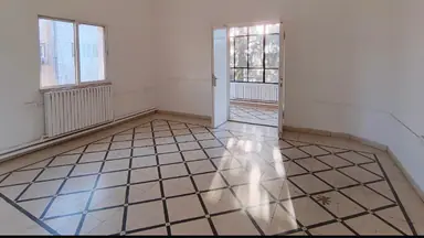 مبنى في بجانب مسجد كلية الشريعة  - 450,000 دأ - صورة NaN