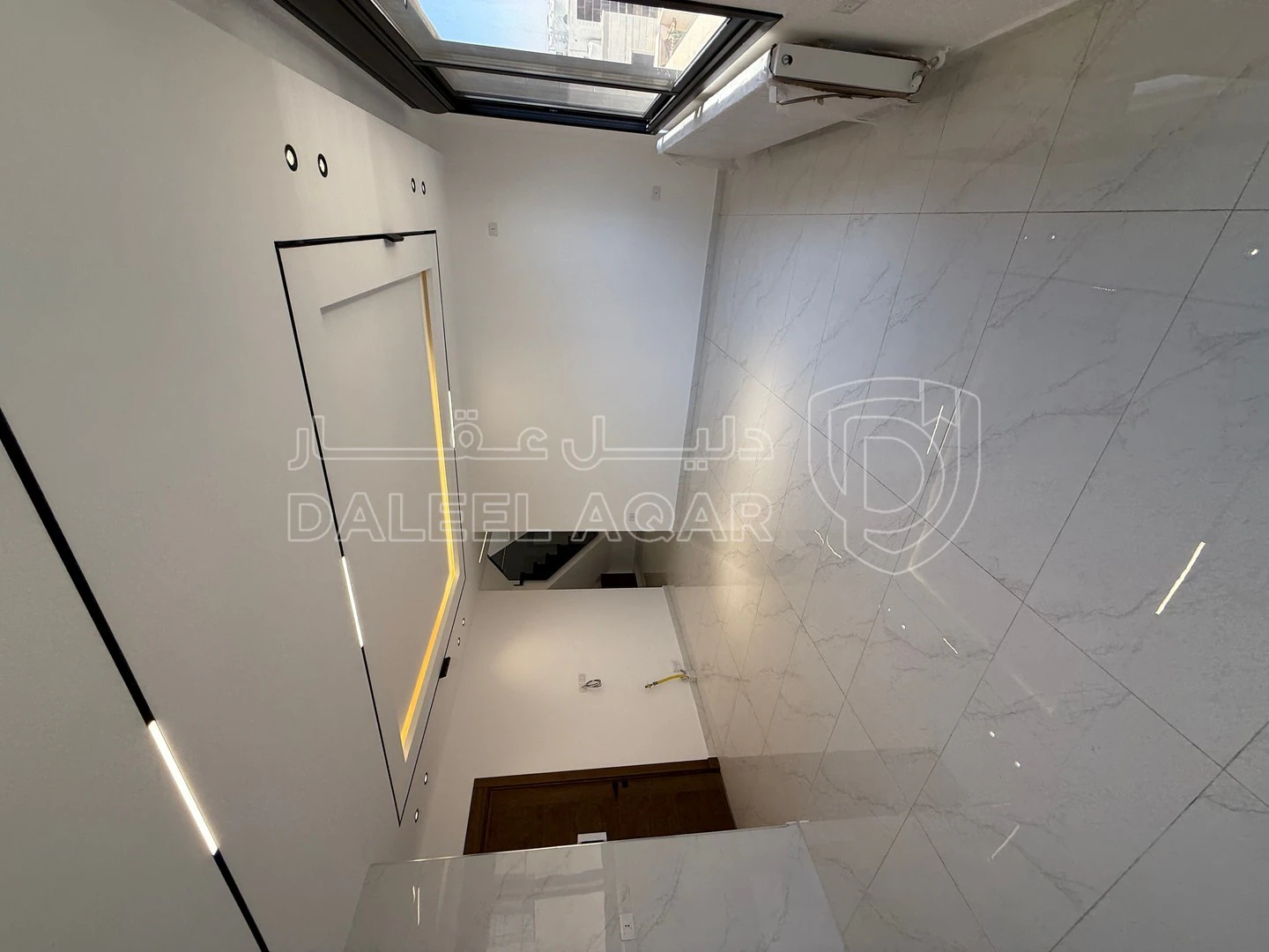 شقة في طريق المطار - شارع الخدمات  - 225,000 دأ - صورة 1