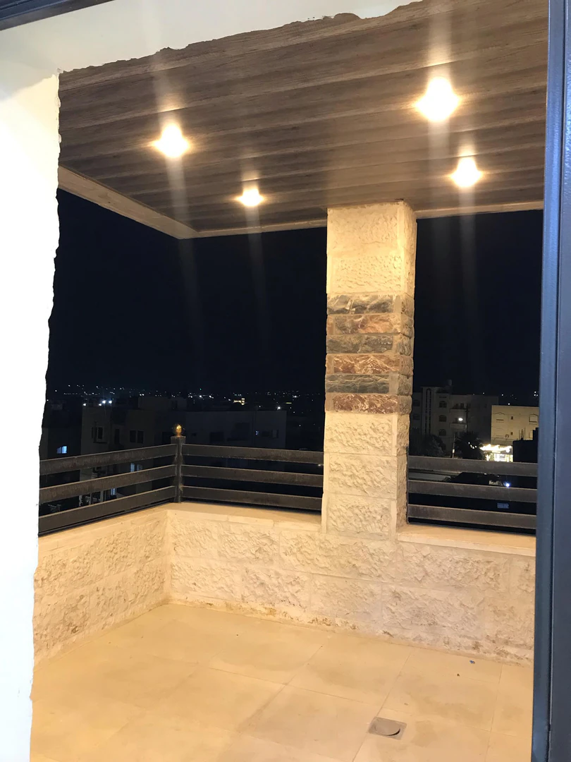 شقة في اربد حي الروضة غرب السنبلة ب٤٠٠متر - 50,000 دأ - صورة 1
