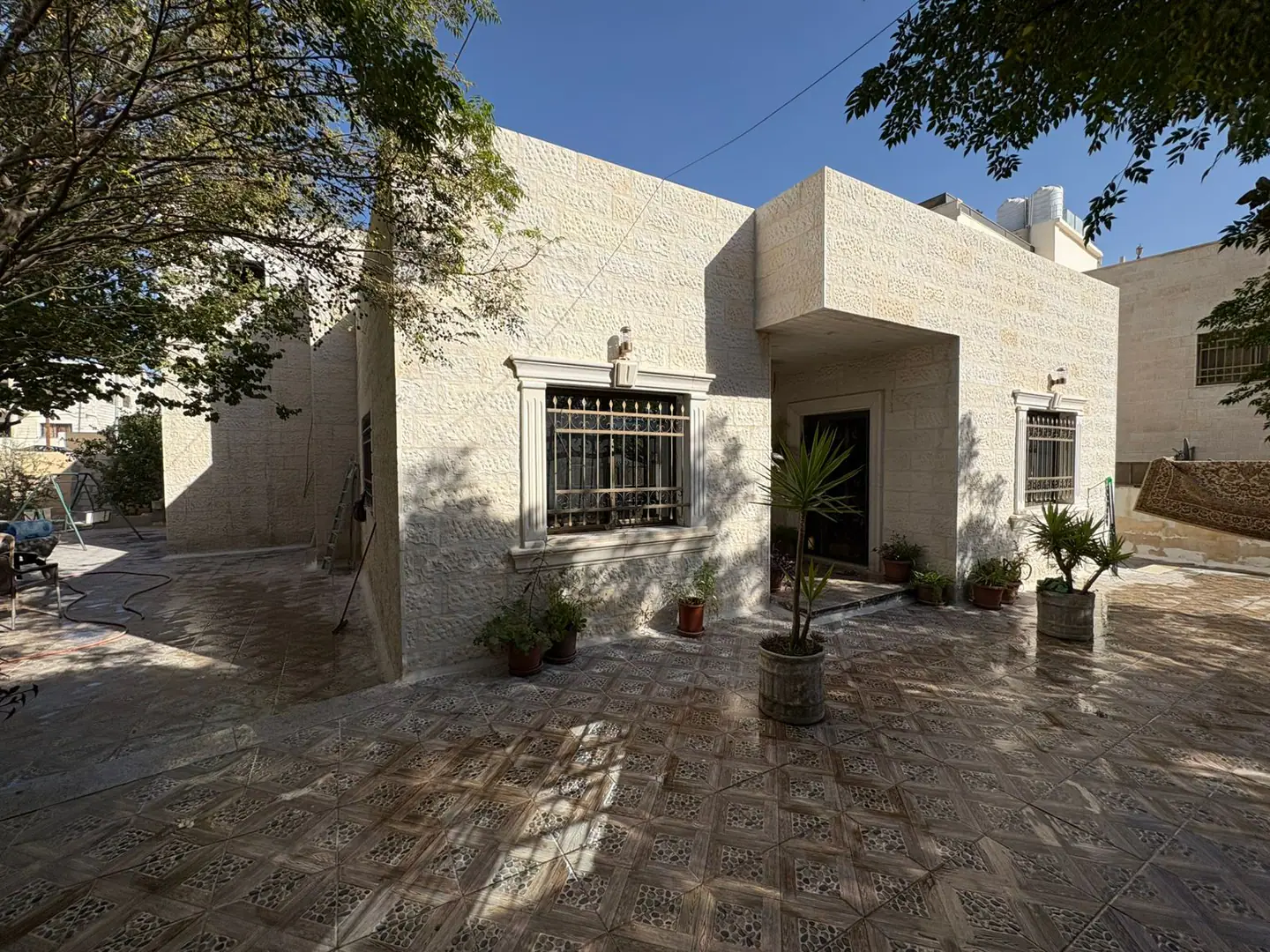 فيلا/منزل في عمان العبدلية بالقرب من مسجد نور التوحيد العبدلية - 105,000 دأ - صورة 1
