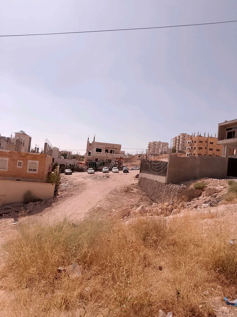 أرض في الزرقاء جبل المغير بجانب فيلا ابو حويلة  - 40,000 دأ - صورة 1