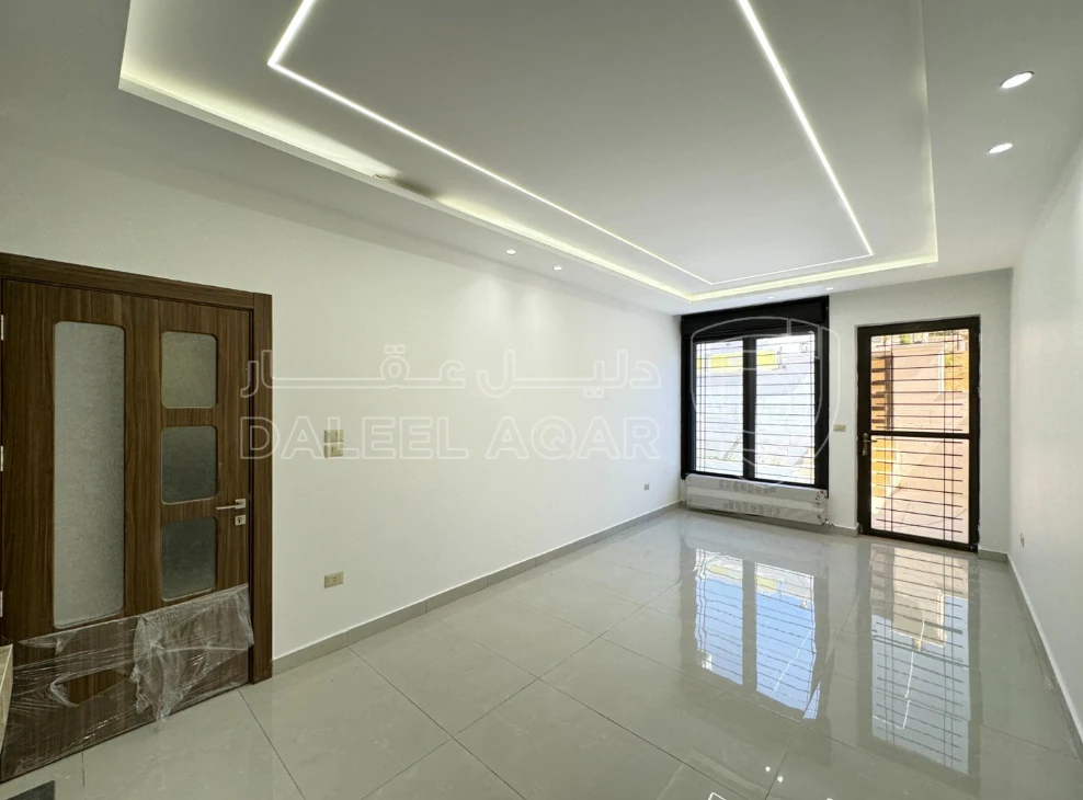 شقة في مقابل جامعة البتراء، قرب مديرية الأمن العام - 91,000 دأ - صورة 1