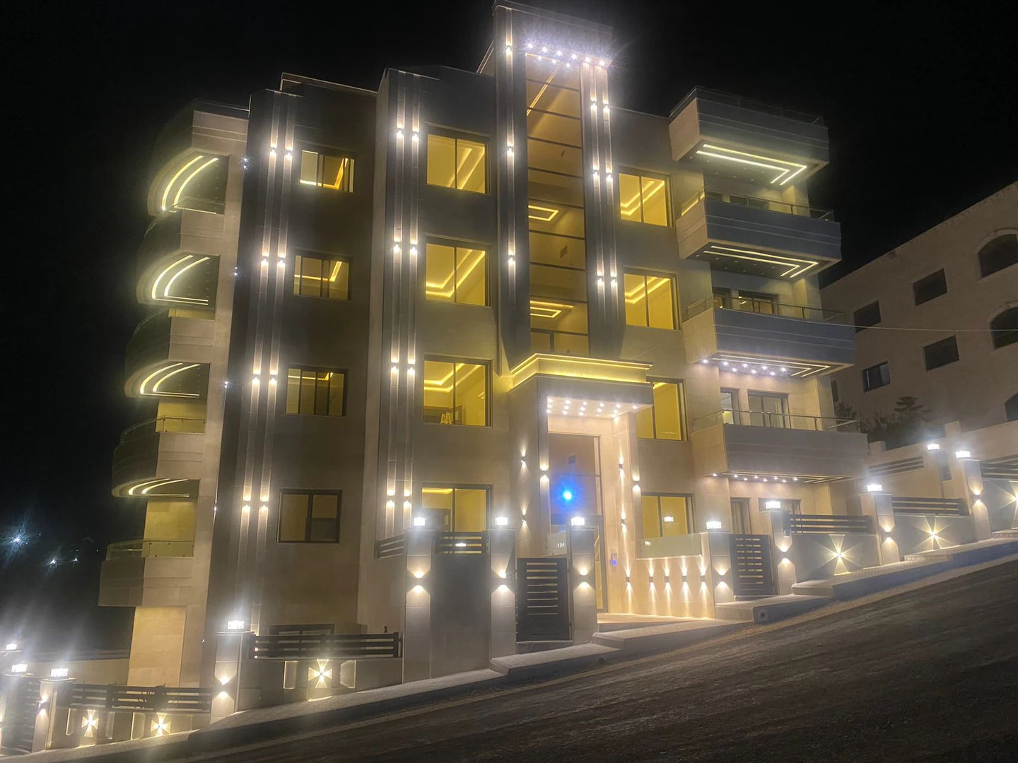 شقة في ابو علندا - إسكان الكهربا - قرب مسجد العتيبي - 75,000 دأ - صورة 1