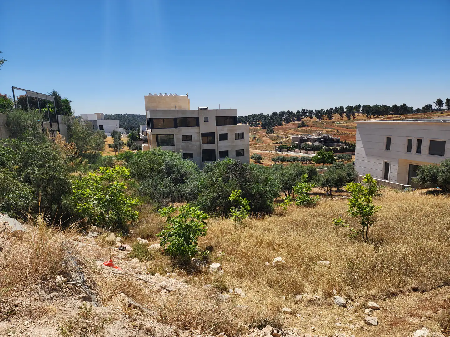أرض في طريق المطار خلف المدارس العالمية - 360,000 دأ - صورة 1