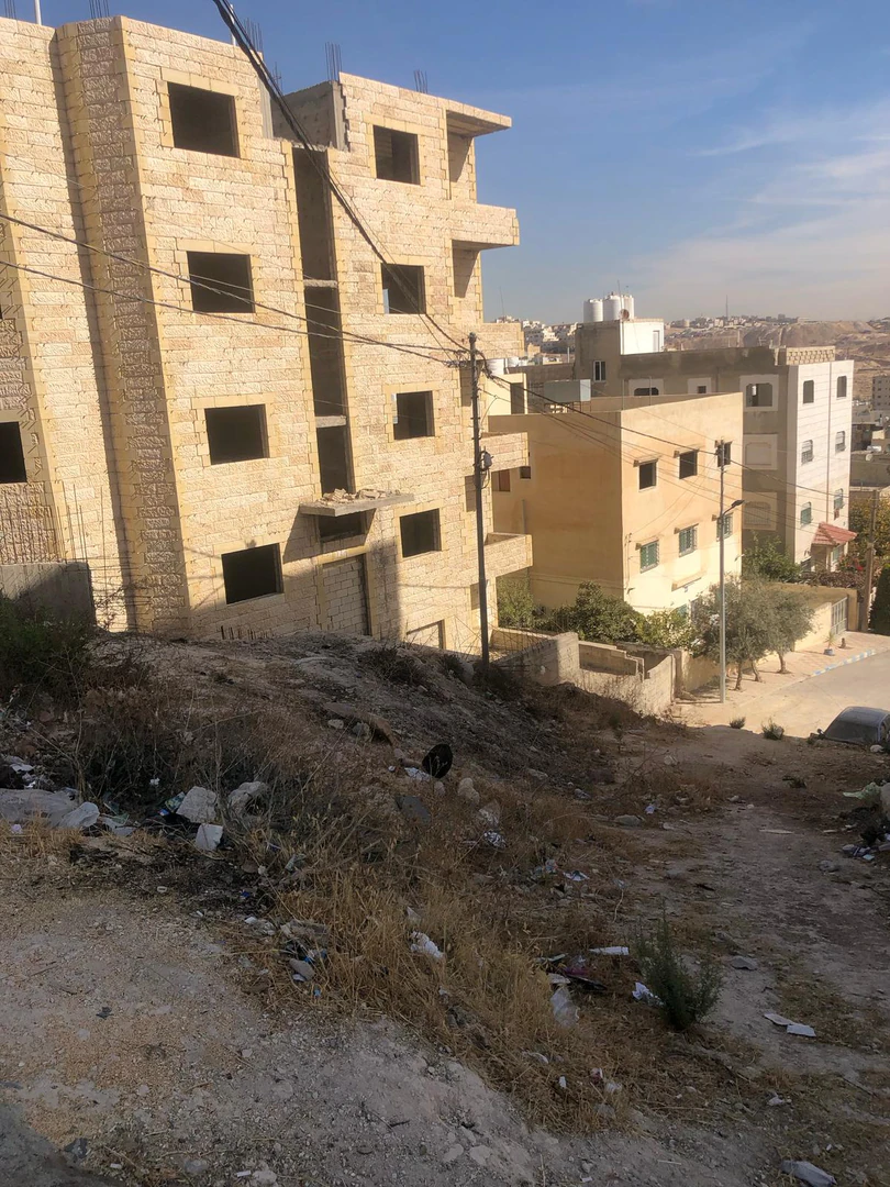 مبنى في عماره بحاجة للتشطيب بسعر جدا منخفض - 170,000 دأ - صورة 1