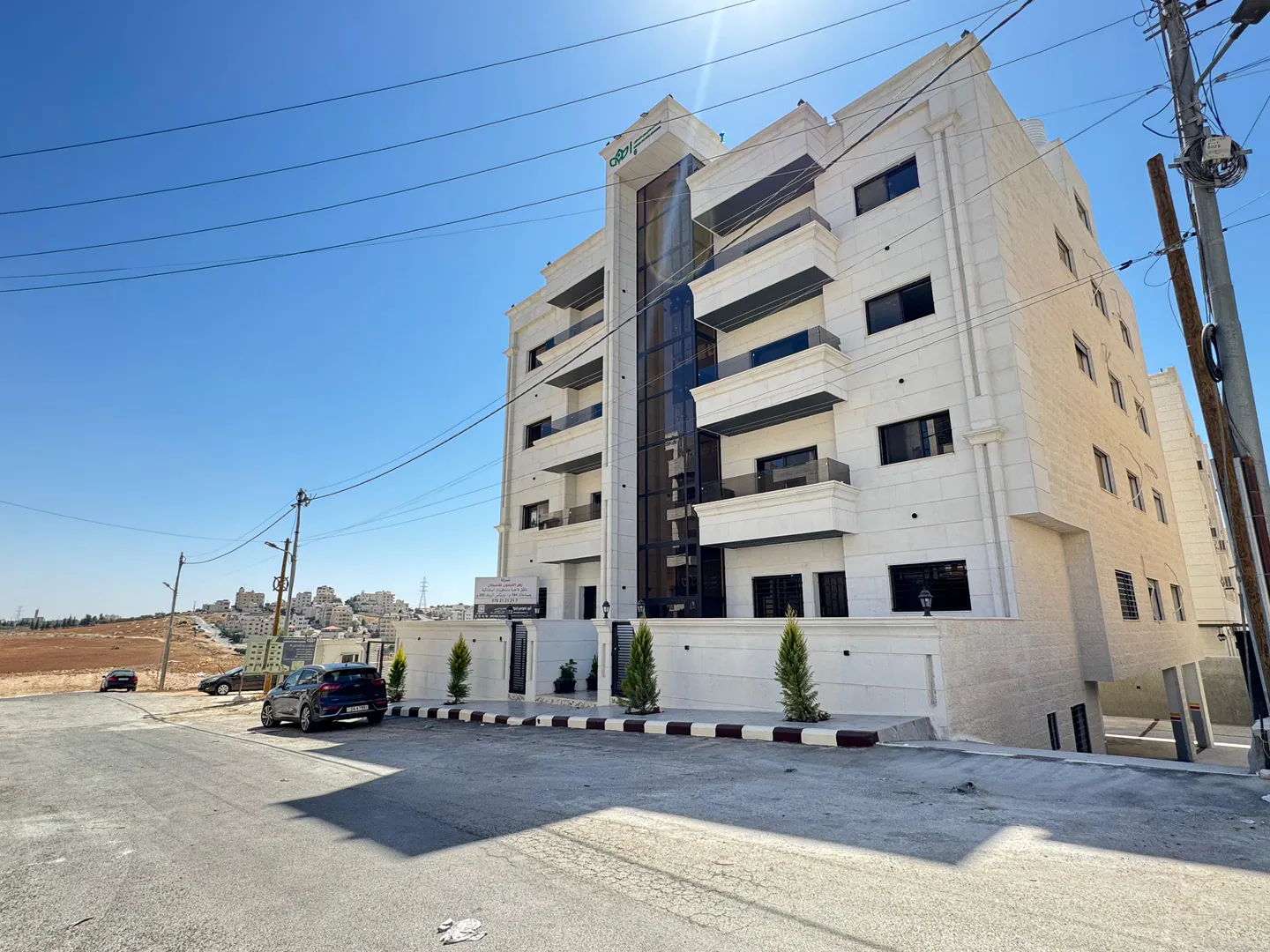 شقة في موقع مميز في منطقة قريبة من الأسواق وشارع المطار - 112,000 دأ - صورة 1