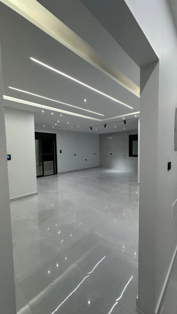 شقة في شمال شرق دوار معاذ الكساسبة(دوار الطيارة) ب300 متر - 85,000 دأ - صورة 1