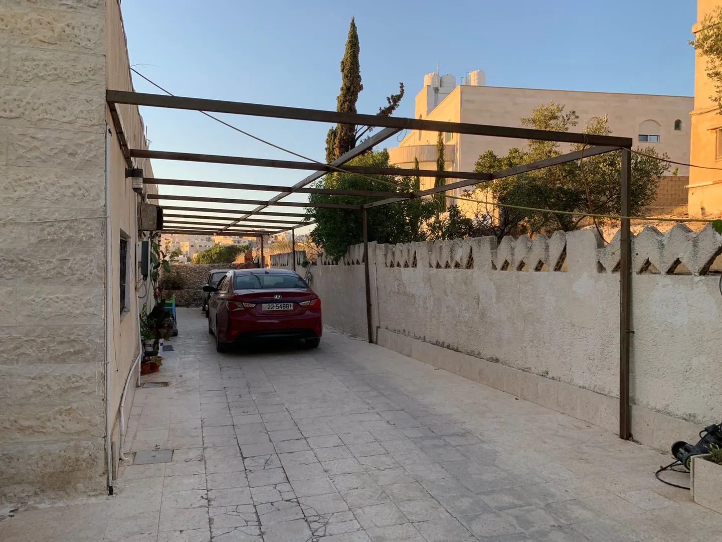 فيلا/منزل في السلط - قرب مضافة الحياصات - 150,000 دأ - صورة 1