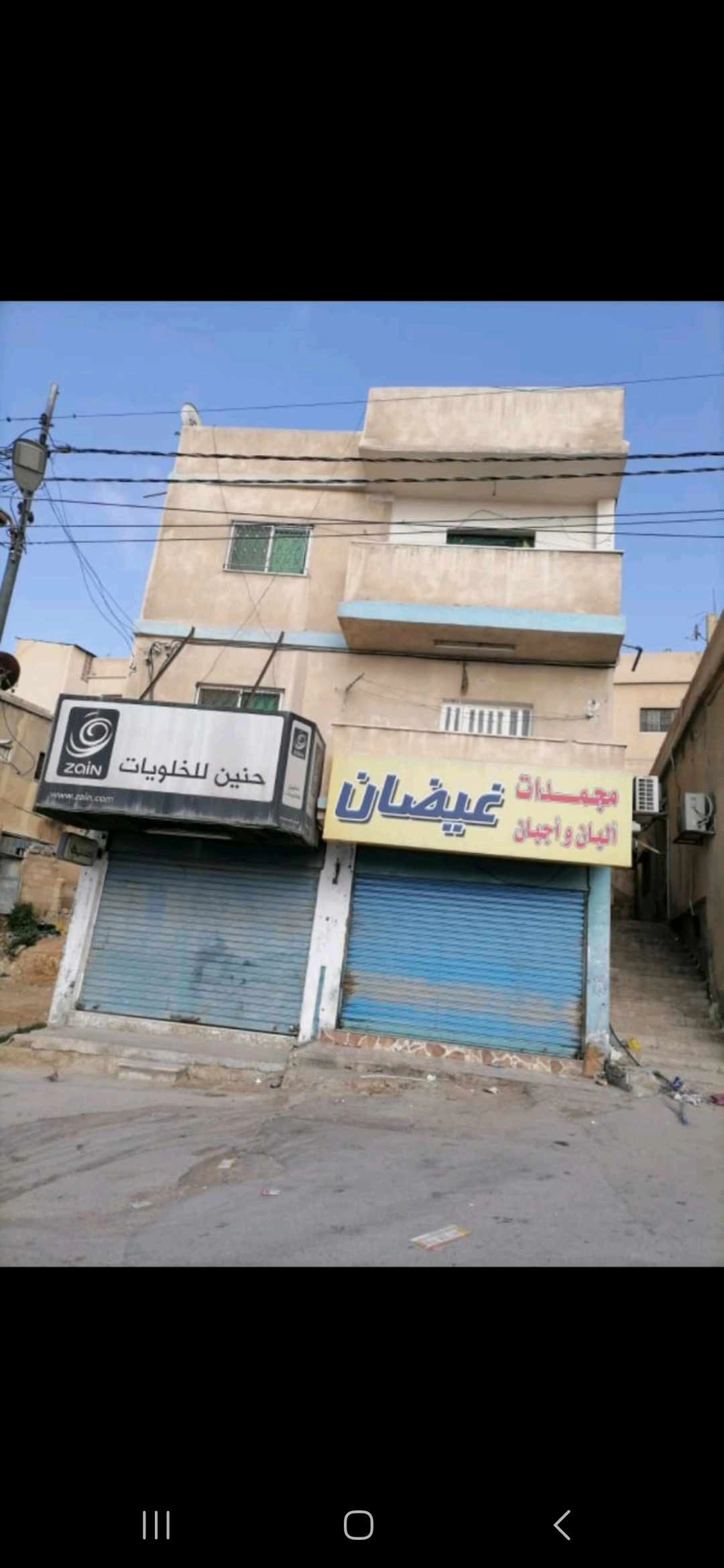 مبنى في عمارتين للبيع على قطع ارض واحده في جبل الامير حسن / الزرقاء *العماره الاولى* شقتين طابقيتين و تسويه  (كل العماره عباره عن شقتين و تساوي)مساحه الشقه الواحده ٢١٠ متر الشقه الاولى مع كراج و مساحه خارجيه تتجاوز ١٠٠ متر جزء منها مزروع و يوجد في العماره بئر ماء ارضي اربع متر  و كراج سياره*العماره الثانية* شقتين طابقيتين مساحه كل شقه ١٠٠ متر و الطابق الأول مخزنين تجاريينجميع الشقق و المخازن مؤجره بدخل شهري ٦٢٠ دينار - 80,000 دأ - صورة 1