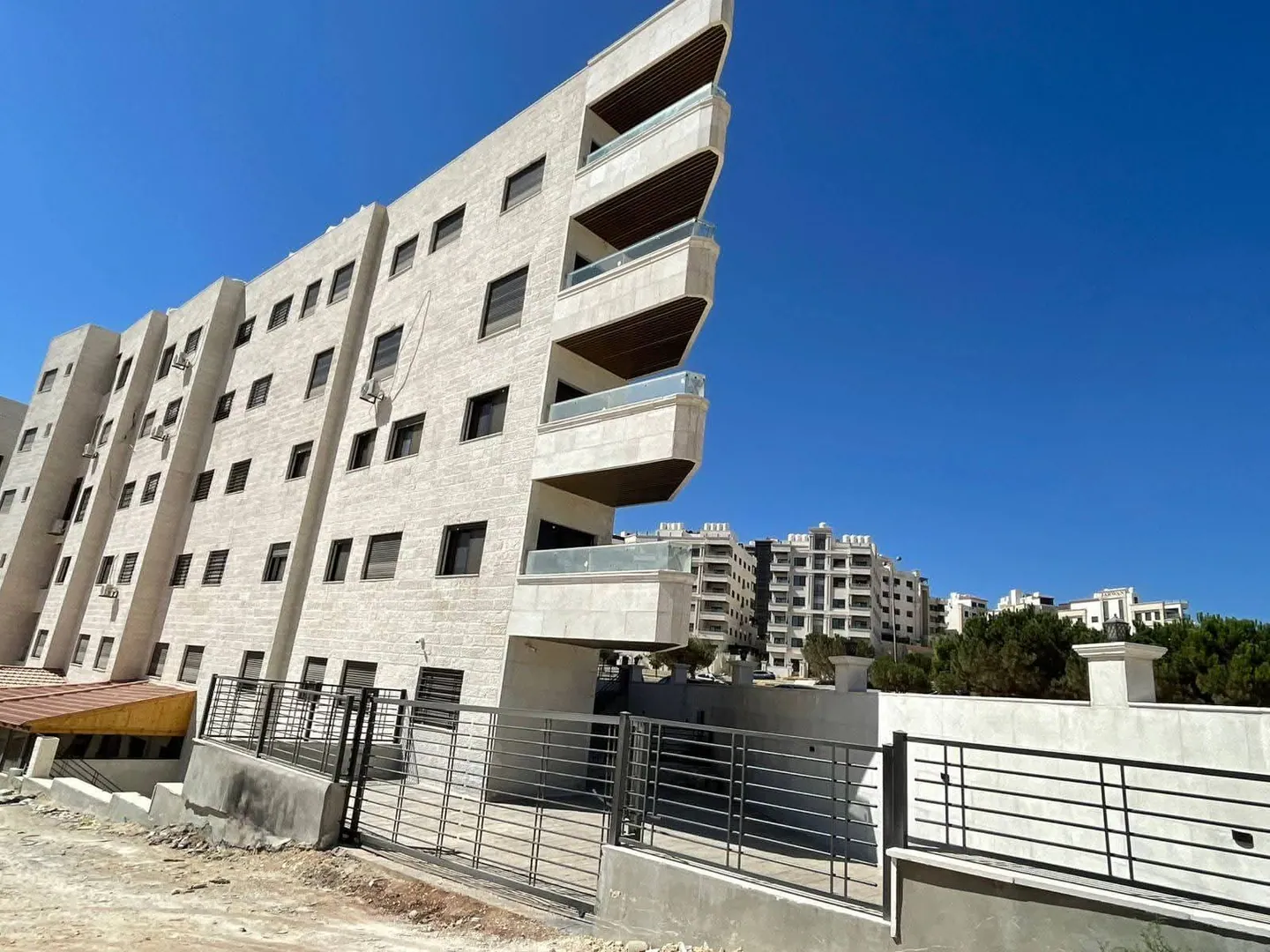 شقة في عمان - شارع الاردن - 73,000 دأ - صورة 1