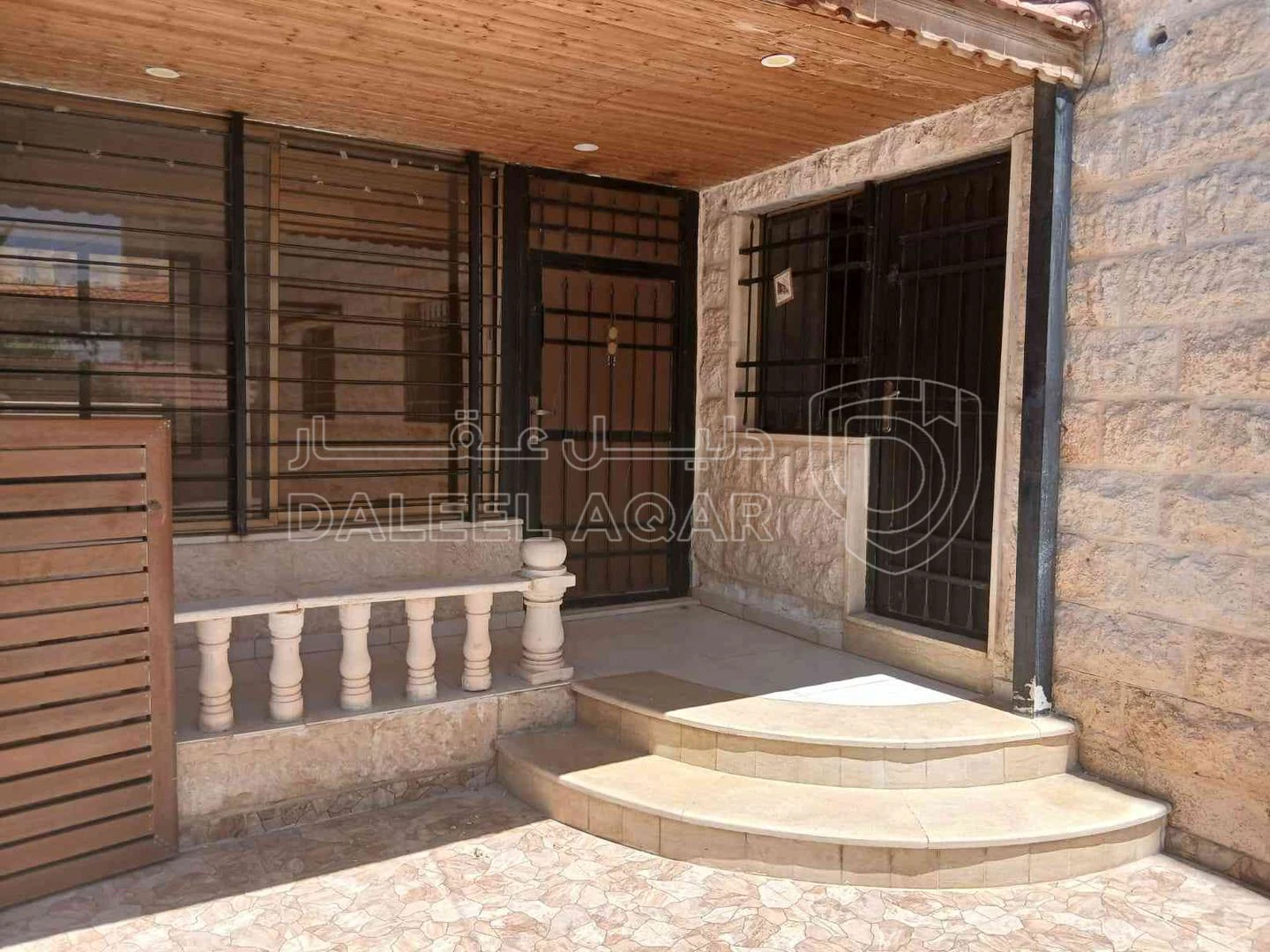 شقة في الجبيهة حي ام زويتينة طايق ارضي مع ساحة خارجية . مدخل مستقل( باب عالمطبخ و باب ع غرفة الضيوف و باب من مدخل العمارة )٣ غرف نوم واحدة ماستر غرفة ضيوف صالون مطبخ مفتوح على صالة ٦ متر خزانات(٤ تحت ٢ فوق ) - 70,000 دأ - صورة 1