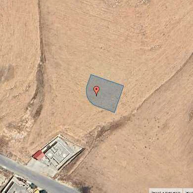 أرض في بالقرب من بقالة حي الشواربة - 62,000 دأ - صورة 1