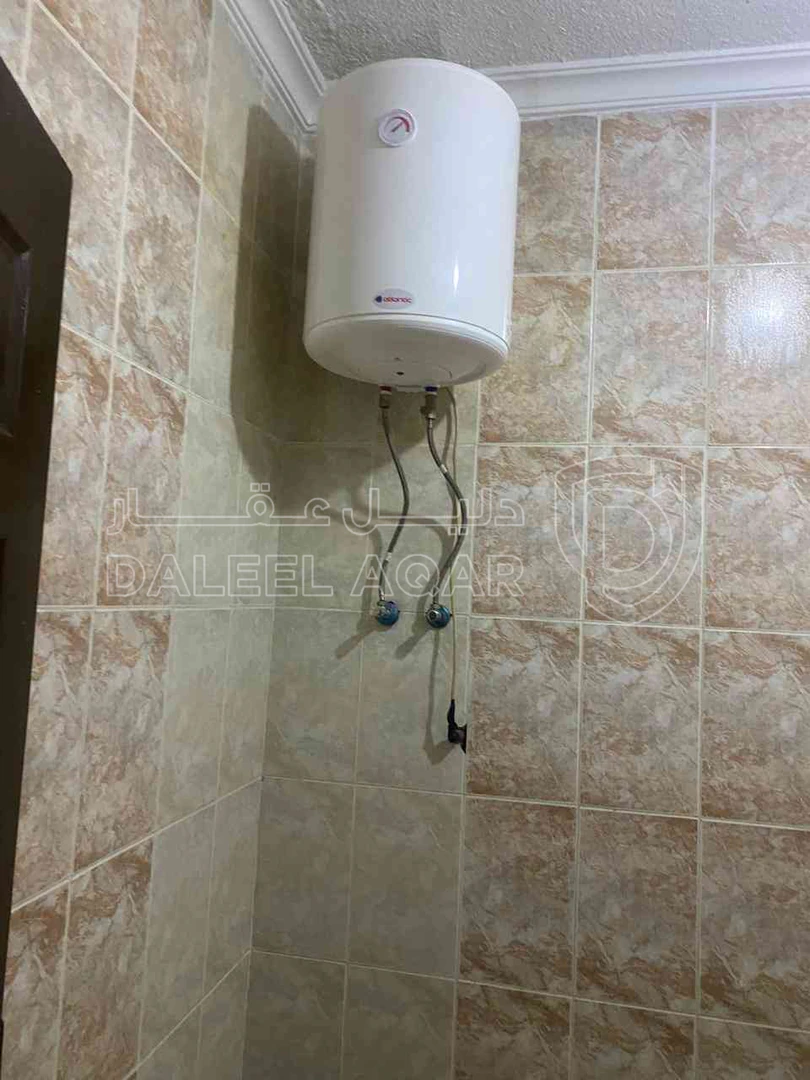 شقة في مقابل البوابة الشمالية للجامعة الاردنية  - 50,000 دأ - صورة 1