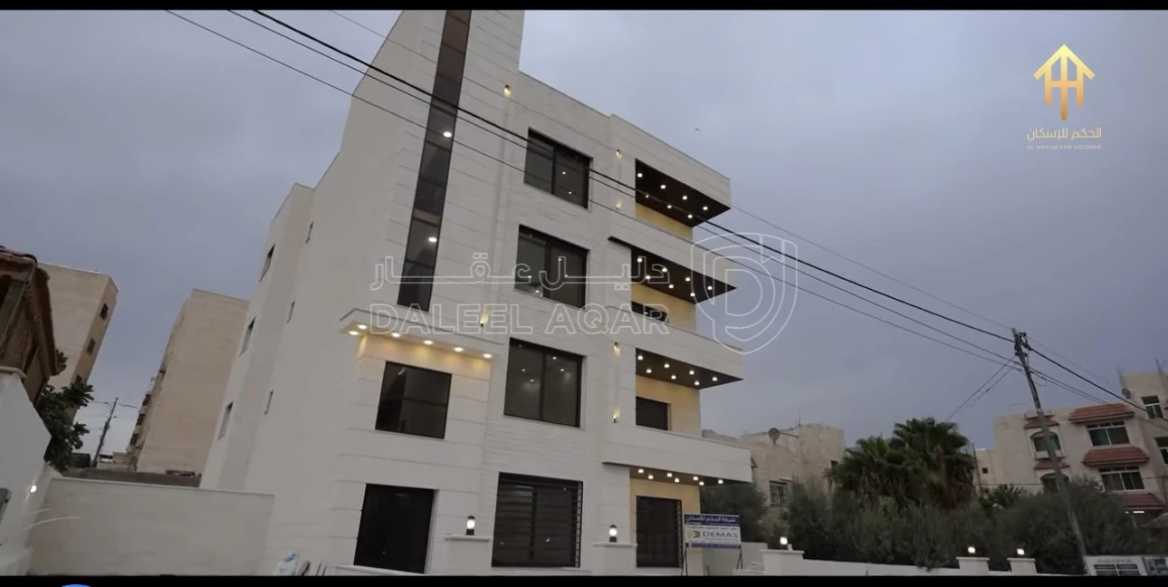 شقة في ‏ALHAKAM HOUSING كاش او أقساط من المالكمشروع مادبا حي الرشاد ((بالقرب من مسجد عيسى أبن مريم))( شقق طابقيه مساحة (174)📌لدينا فريق كامل مجهز في اي وقت للجولات الميدانية وتزويدكم في ادق التفاصيل للمشروع (المشروع جاهزة للتسليم) 🏘️🏘️🏙️ شركتنا مختصة باختيار المواقع الاستراتيجية وفي أرقى المناطق) ________🏘️ مواصفات الشقق بمواصفات ڤلل💯تشطيبات سوبر ديلوكس❇️ مساحة الشقه الاولى 174+220 مساحات خارجيه ❇️ مساحة الشقق (174)م وتتكون من : ✔️ 2 غرف نوم اطفال  ✔️ غرفة ماستر ✔️ 3حمامات ✔️ صالون مع بلكونه✔️ مطبخ مع بلكونه✔️ غرفة ضيوف مع بلكونه 📌مواصفـات الشقة :-🔹المنيوم مقطع خاص Spacer 16m زجاج Double Glaze عازل للحرارة والصوت .🔹اباجورات المنيوم كهرباء معزولة Foam .🔹 بورسلان إسباني نخب أول .🔹 أطقم حمامات معلقة Vetra .🔹 مغاسل كاونتر مع خزائن Laminate .🔹 بطاريات Roca إسباني .🔹 نظام Shower Jet مع قاطع سيكوريت واكسسوارات Stainless steel .🔹 أسقف جبسبمورد مع ديكورات مودرن مميزة لكامل الشقة .🔹انارة Spot light Linear light لكامل الشقة .🔹أبواب قشرة جوز دهان ايطالي .🔹باب رئيسي أمان متعدد الاقفال .🔹دهانات ديكورية للمداخل ودهانات Dulux لداخل الشقة .🔹انتركم  .🔹تمديدات انترنت لكل الغرف .🔹تأسيس كامل للمكيفات لكل الغرف ويشمل النحاس والكهرباء والتصريف .🔹نظام ستلايت مركزي📌مواصفات المشروع :-🔸واجهات وبروزات معمارية مميزة حجر رويشد نخب اول قياس 50 سم .🔸ديكورات للمداخل والادراج وواجهات المصاعد .🔸رخام ايطالي للمداخل والادراج والترسات .🔸مصعد ايطالي Stainless Steel .🔸عزل كامل مائي وحراري لجدران المبنى داخلي وخارجي .🔸موقف سيارة مستقل لكل شقة .🔸خزان ماء اضافي لكل شقة .🔸تشطيبات Super Deluxe .🔸اشراف هندسي كامل على كافة مراحل العمل من التأسيس وحتى التشطيب النهائي .✅ خدمة ضمان ما بعد البيع :-جميع الشقق منفذة باعلى المواصفات الفنية ومكفولة لمدة سنةكاملة 💯.للأستفسار :0777979428 - 75,000 دأ - صورة 1