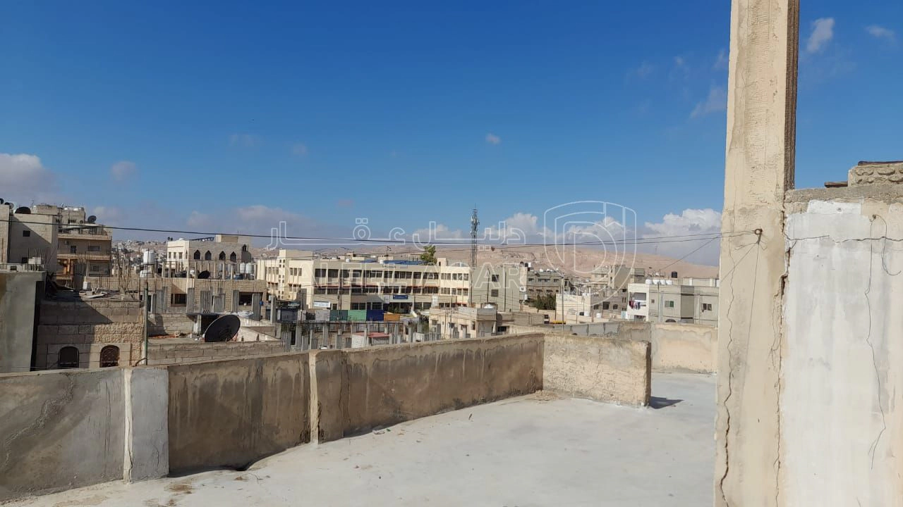 مبنى في الزرقاء - حي شاكر - قرب مدرسة عائشة - 28,000 دأ - صورة 1