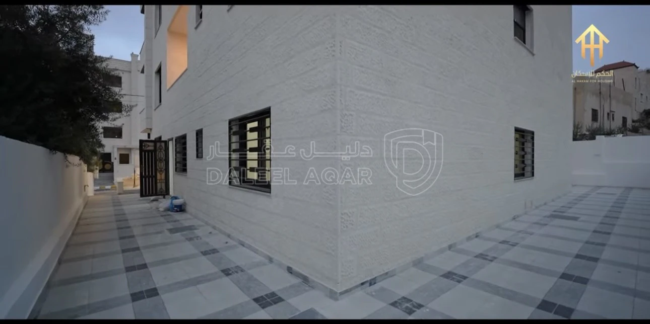 شقة في ‏ALHAKAM HOUSING كاش او أقساط من المالكمشروع مادبا حي الرشاد ((بالقرب من مسجد عيسى أبن مريم))( شقق طابقيه مساحة (174)📌لدينا فريق كامل مجهز في اي وقت للجولات الميدانية وتزويدكم في ادق التفاصيل للمشروع (المشروع جاهزة للتسليم) 🏘️🏘️🏙️ شركتنا مختصة باختيار المواقع الاستراتيجية وفي أرقى المناطق) ________🏘️ مواصفات الشقق بمواصفات ڤلل💯تشطيبات سوبر ديلوكس❇️ مساحة الشقه الاولى 174+220 مساحات خارجيه ❇️ مساحة الشقق (174)م وتتكون من : ✔️ 2 غرف نوم اطفال  ✔️ غرفة ماستر ✔️ 3حمامات ✔️ صالون مع بلكونه✔️ مطبخ مع بلكونه✔️ غرفة ضيوف مع بلكونه 📌مواصفـات الشقة :-🔹المنيوم مقطع خاص Spacer 16m زجاج Double Glaze عازل للحرارة والصوت .🔹اباجورات المنيوم كهرباء معزولة Foam .🔹 بورسلان إسباني نخب أول .🔹 أطقم حمامات معلقة Vetra .🔹 مغاسل كاونتر مع خزائن Laminate .🔹 بطاريات Roca إسباني .🔹 نظام Shower Jet مع قاطع سيكوريت واكسسوارات Stainless steel .🔹 أسقف جبسبمورد مع ديكورات مودرن مميزة لكامل الشقة .🔹انارة Spot light Linear light لكامل الشقة .🔹أبواب قشرة جوز دهان ايطالي .🔹باب رئيسي أمان متعدد الاقفال .🔹دهانات ديكورية للمداخل ودهانات Dulux لداخل الشقة .🔹انتركم  .🔹تمديدات انترنت لكل الغرف .🔹تأسيس كامل للمكيفات لكل الغرف ويشمل النحاس والكهرباء والتصريف .🔹نظام ستلايت مركزي📌مواصفات المشروع :-🔸واجهات وبروزات معمارية مميزة حجر رويشد نخب اول قياس 50 سم .🔸ديكورات للمداخل والادراج وواجهات المصاعد .🔸رخام ايطالي للمداخل والادراج والترسات .🔸مصعد ايطالي Stainless Steel .🔸عزل كامل مائي وحراري لجدران المبنى داخلي وخارجي .🔸موقف سيارة مستقل لكل شقة .🔸خزان ماء اضافي لكل شقة .🔸تشطيبات Super Deluxe .🔸اشراف هندسي كامل على كافة مراحل العمل من التأسيس وحتى التشطيب النهائي .✅ خدمة ضمان ما بعد البيع :-جميع الشقق منفذة باعلى المواصفات الفنية ومكفولة لمدة سنةكاملة 💯.للأستفسار :0777979428 - 75,000 دأ - صورة 1