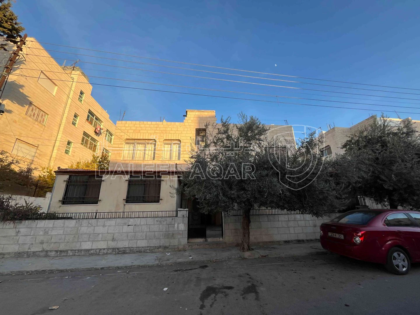 أرض في للبيع قطعة أرض مع بيت جاهز للسكن 🏠 - 420,000 دأ - صورة 1
