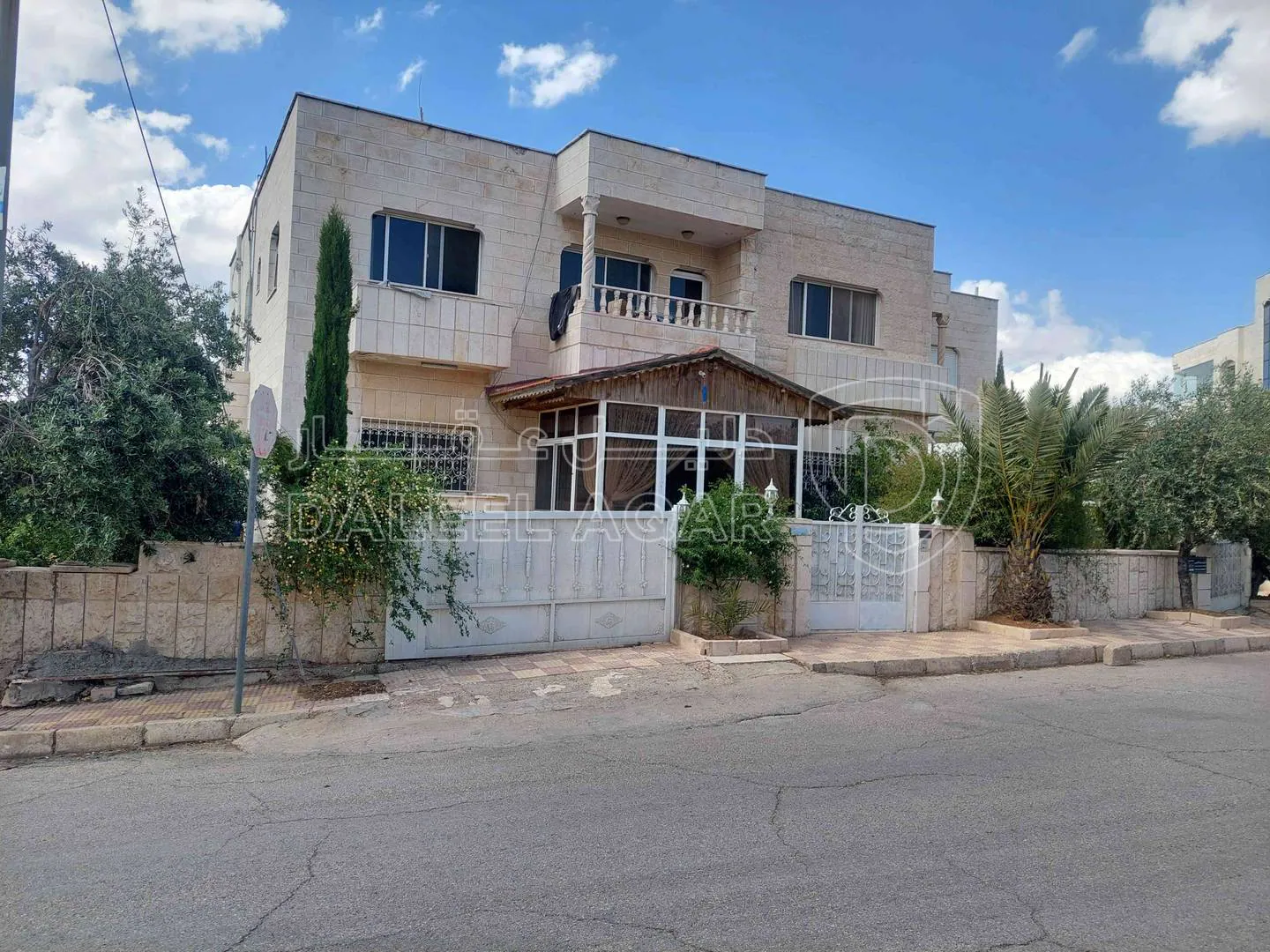 فيلا/منزل في عمان الجبيهه مقابل وزاره التعليم العالى شارع ابى سعيد الخادمى منزل رقم ١ - 340,000 دأ - صورة 1