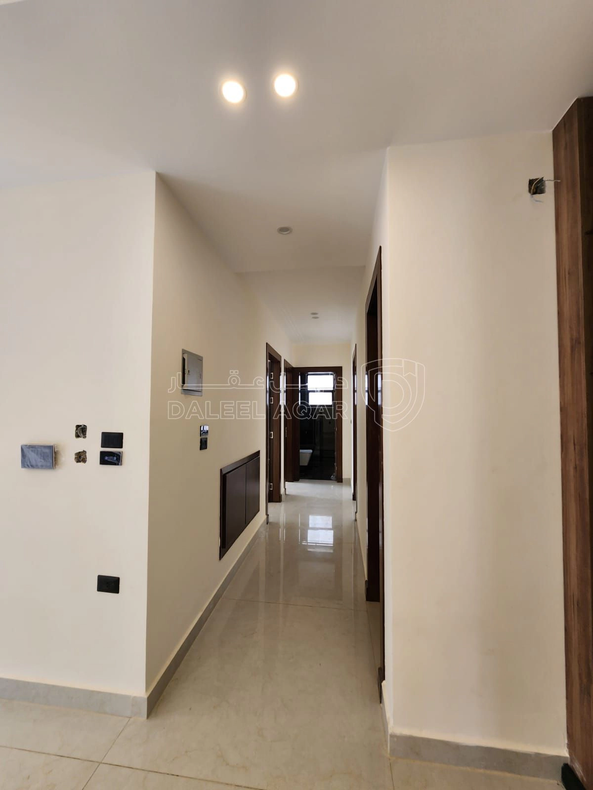 شقة في بالقرب من مدارس كامبردج  - 145,000 دأ - صورة 1