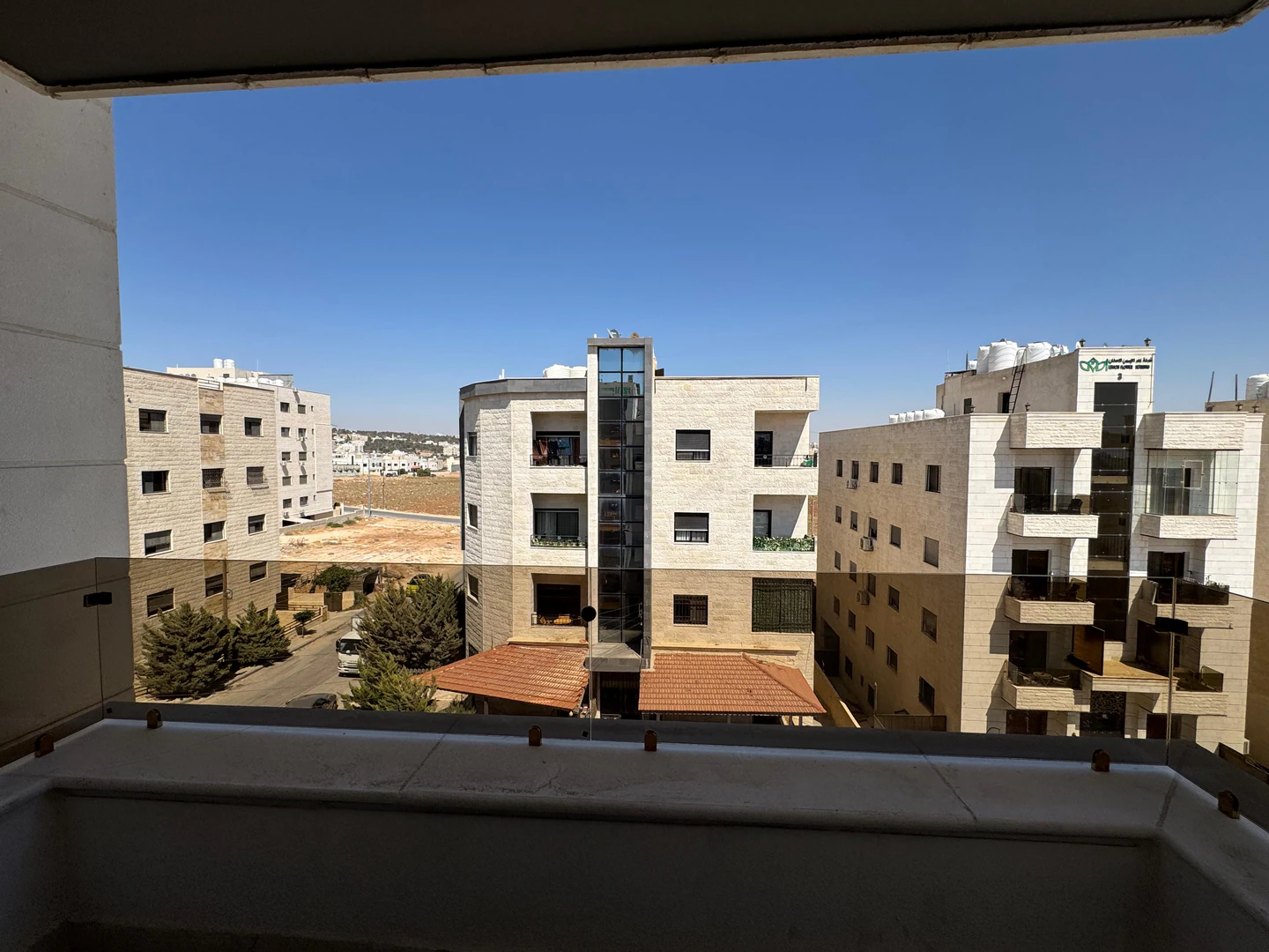 شقة في موقع مميز في منطقة قريبة من الأسواق وشارع المطار - 112,000 دأ - صورة 1