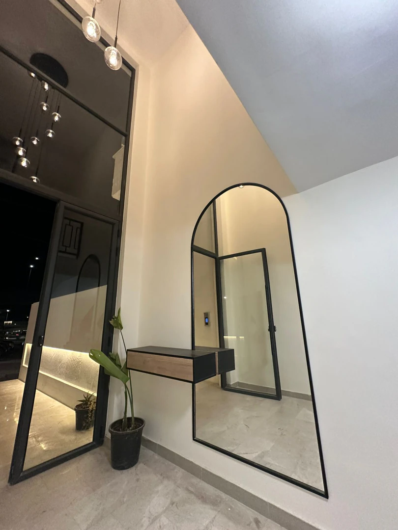 شقة في قرب اشارات حي الصحابه - 118,000 دأ - صورة 1
