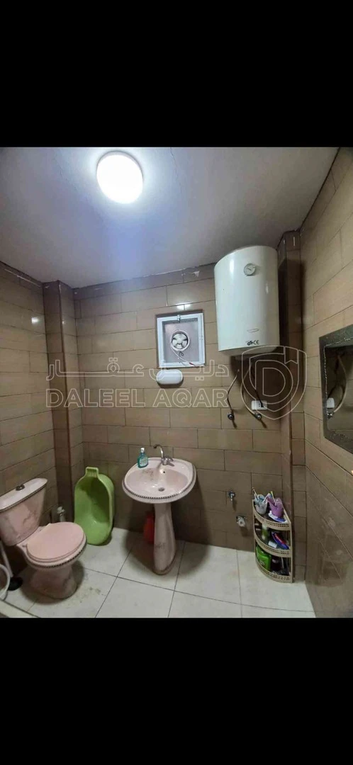 شقة في الزرقاء حي النزهه شارع الزهور  - 30,000 دأ - صورة 1