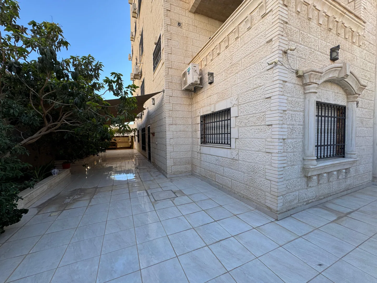 شقة في  المنطقة السكنية الخامسة / العقبة - 100,000 دأ - صورة 1