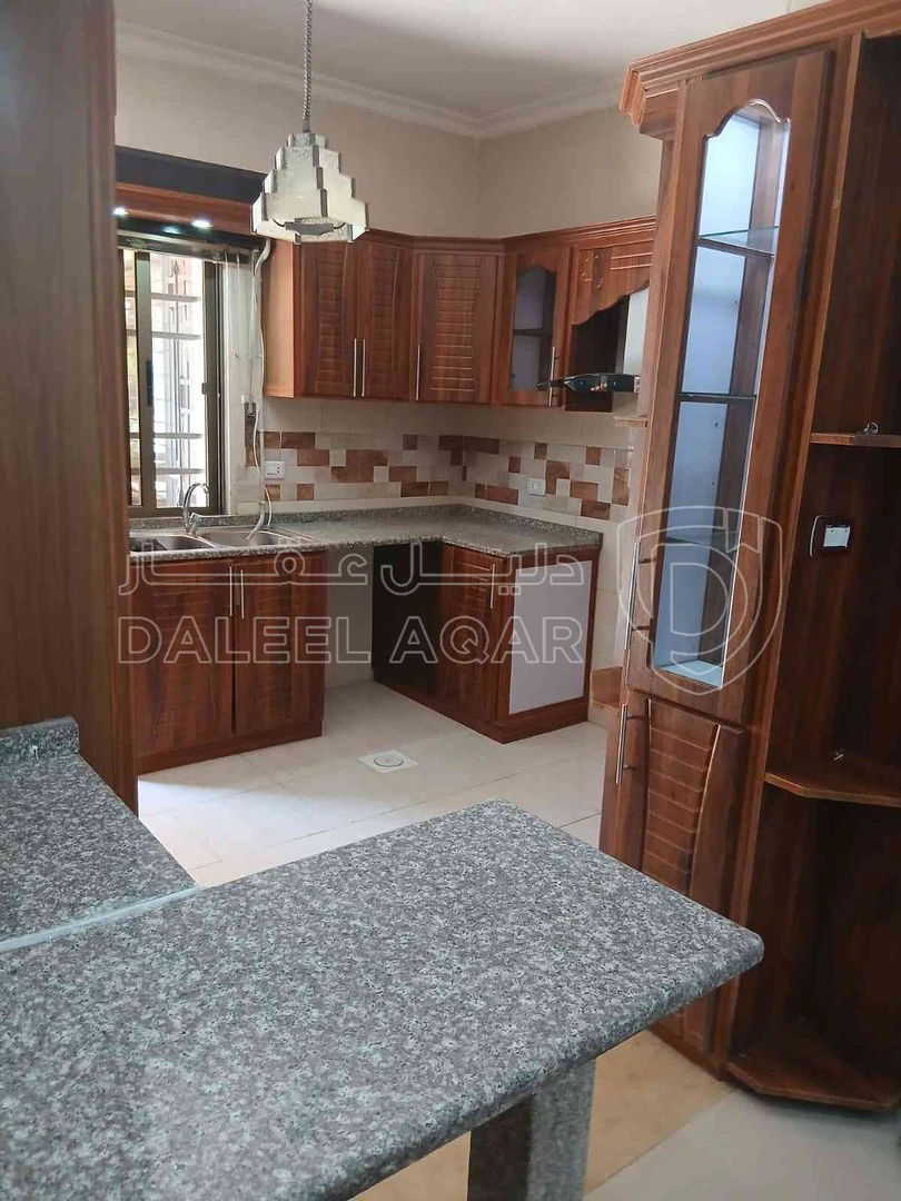 شقة في الجبيهة حي ام زويتينة طايق ارضي مع ساحة خارجية . مدخل مستقل( باب عالمطبخ و باب ع غرفة الضيوف و باب من مدخل العمارة )٣ غرف نوم واحدة ماستر غرفة ضيوف صالون مطبخ مفتوح على صالة ٦ متر خزانات(٤ تحت ٢ فوق ) - 70,000 دأ - صورة 1