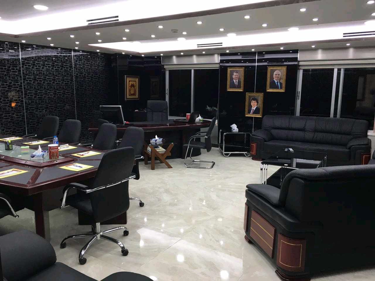 مكتب/تجاري في مجمع الحسيني بين السابع و الثامن - 450,000 دأ - صورة 1
