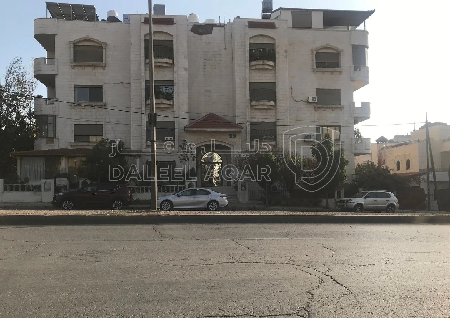 شقة في عمّان  ديرغبار شارع الملكة زين الشرف #٩٩ - 170,000 دأ - صورة 1