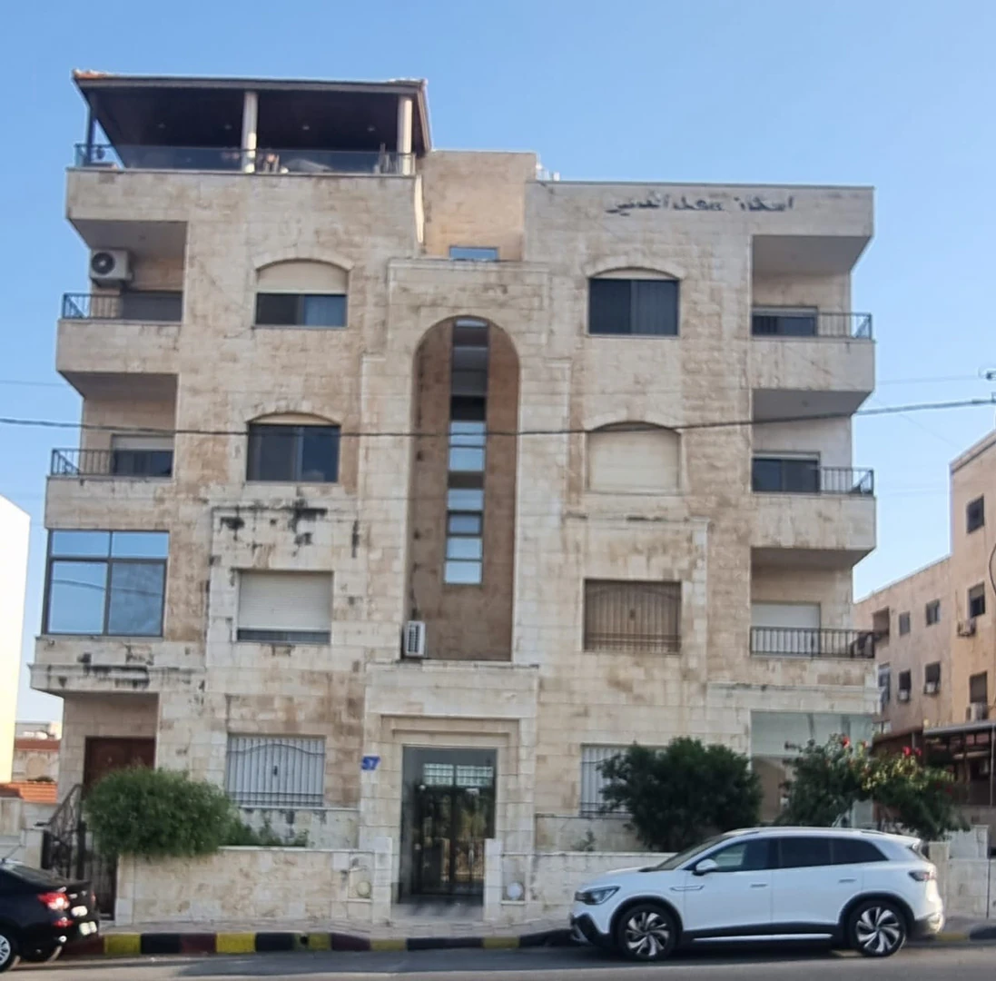 شقة في الجبيهه شارع جوهره  الصقلي عماره رقم 57 - 120,000 دأ - صورة 1