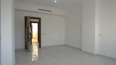 شقة - خلف المدرسة الانجليزية - قرب ستي مول - 270000 دأ