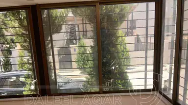 شقة - الجبيهة حي ام زويتينة طايق ارضي مع ساحة خارجية . مدخل مستقل( باب عالمطبخ و باب ع غرفة الضيوف و باب من مدخل العمارة )٣ غرف نوم واحدة ماستر غرفة ضيوف صالون مطبخ مفتوح على صالة ٦ متر خزانات(٤ تحت ٢ فوق ) - 70000 دأ