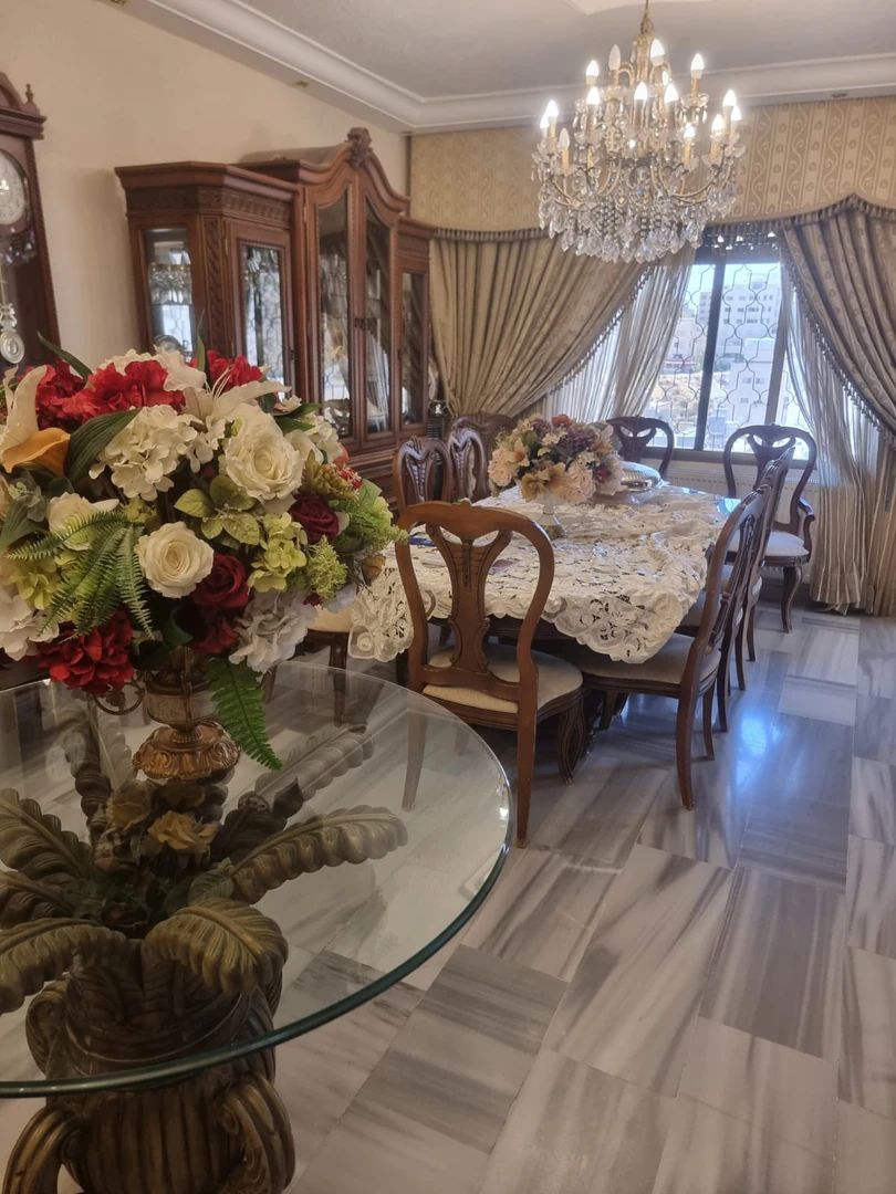 شقة في شقه في ضاحيه الرشيد 295م مع روف للبيع  - 110,000 دأ - صورة 1