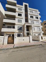 شقة - غرب عمان - قرية وادي السير  - 68000 دأ