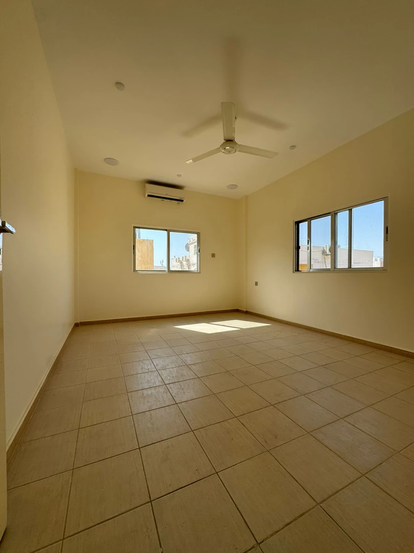 شقة في في المنطقة السكنية الثامنة (شرقي) - 37,000 دأ - صورة 1