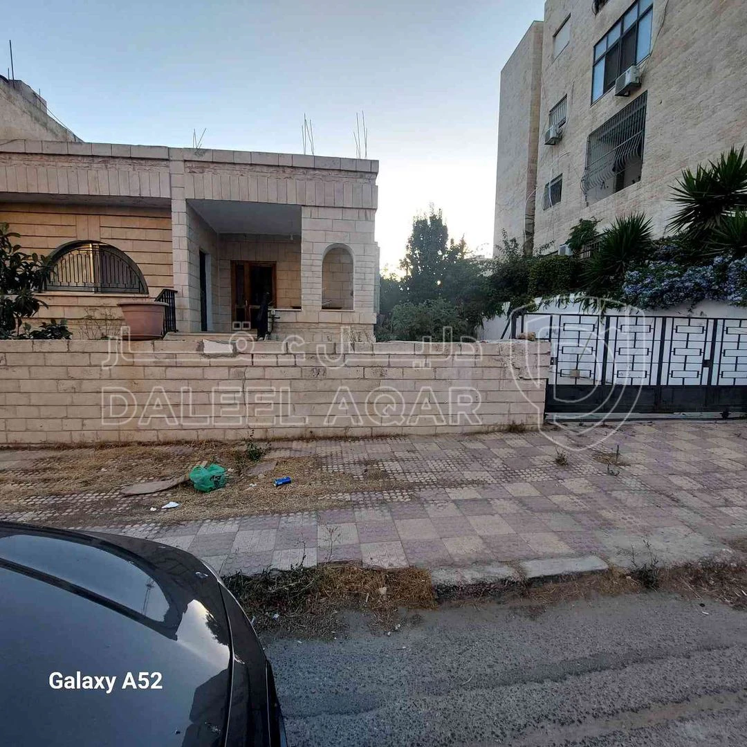 فيلا/منزل في عمان/البيادر/الجندويل/شارع الجيل/ بالقرب من مدرسة الفاروق  - 650,000 دأ - صورة 1