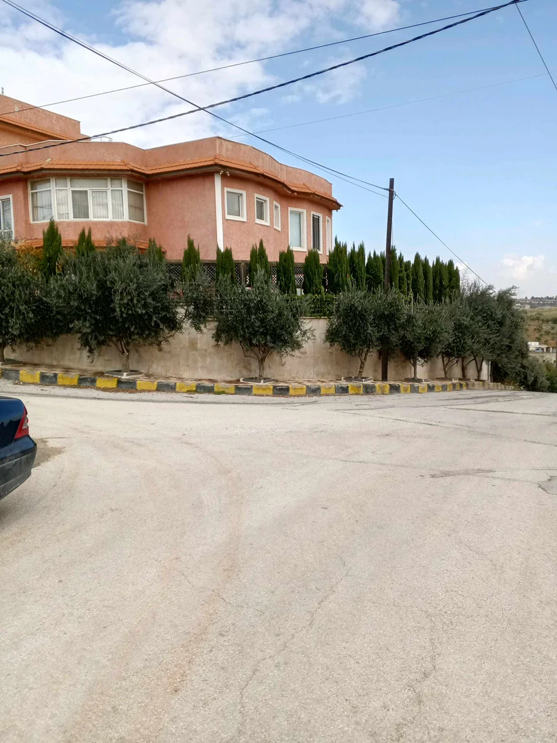 أرض في 850م اليرموك ناعور بسعر مغري منطقة فلل - 90,000 دأ - صورة 1