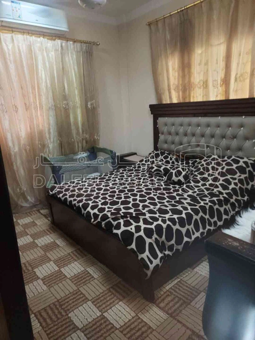 شقة في العاشرة الغربي مقابل مدرسة واحة الفكر الإسلامية - 36,000 دأ - صورة 1