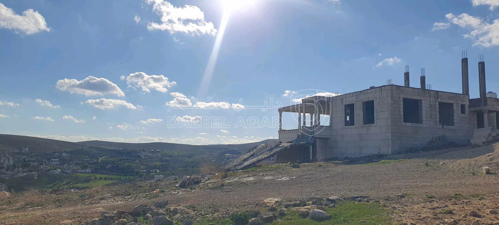 مبنى في بيت عظم/ ٤ واجهات حجر: موقع مميز( سكن/مزرعة) - 90,000 دأ - صورة 1