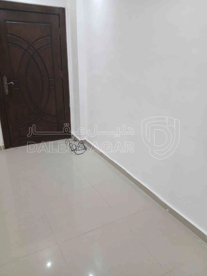 شقة في الجبيهة حي ام زويتينة طايق ارضي مع ساحة خارجية . مدخل مستقل( باب عالمطبخ و باب ع غرفة الضيوف و باب من مدخل العمارة )٣ غرف نوم واحدة ماستر غرفة ضيوف صالون مطبخ مفتوح على صالة ٦ متر خزانات(٤ تحت ٢ فوق ) - 70,000 دأ - صورة 1