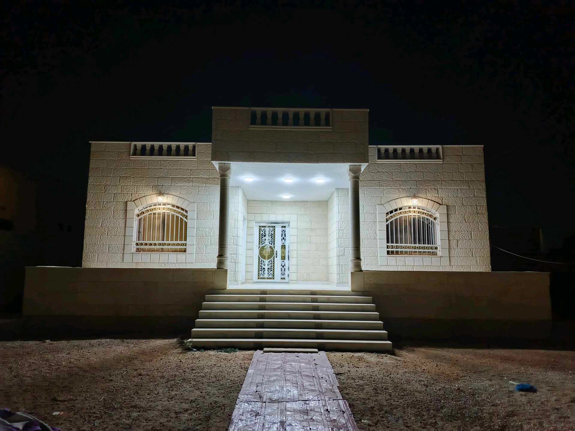 مبنى في المفرق قرب مدرسة جعفر الطيار - 65,000 دأ - صورة 1