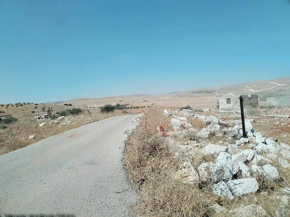 أرض في الزرقاء القنيه بجانب مطعم سمكنا  - 25,000 دأ - صورة 1