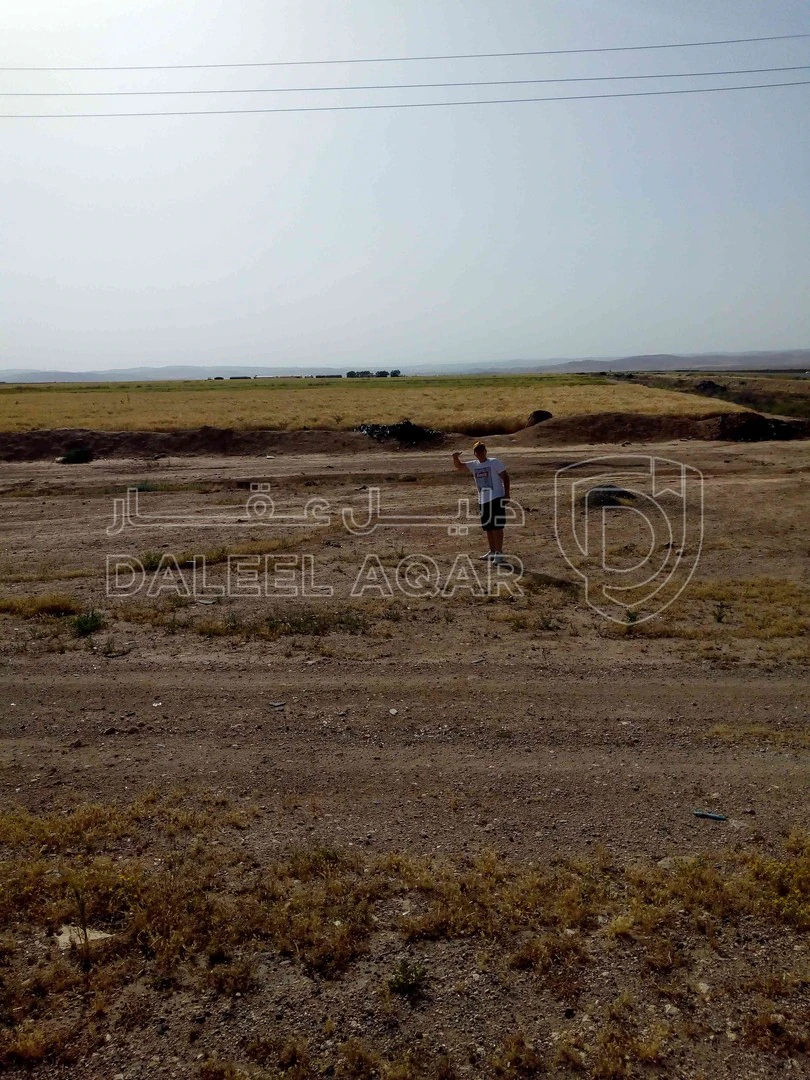 أرض في تغرة الجب الجوبة الغربي تقع على شارعين شارع الزرقاء المفرق الرئيسي وعلى شارع الرئيسي للخربة السمرة - 13,000 دأ - صورة 1