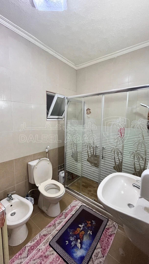 شقة في 🏡 للبيع – شقة بإطلالة ساحرة على وادي الشجرة ومنطقة الدبابنة / السلط – إسكان المهندسين - 65,000 دأ - صورة 1