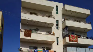 مبنى في آخر شارع السلطه بالقرب من الجامع القديم  - 200,000 دأ - صورة NaN