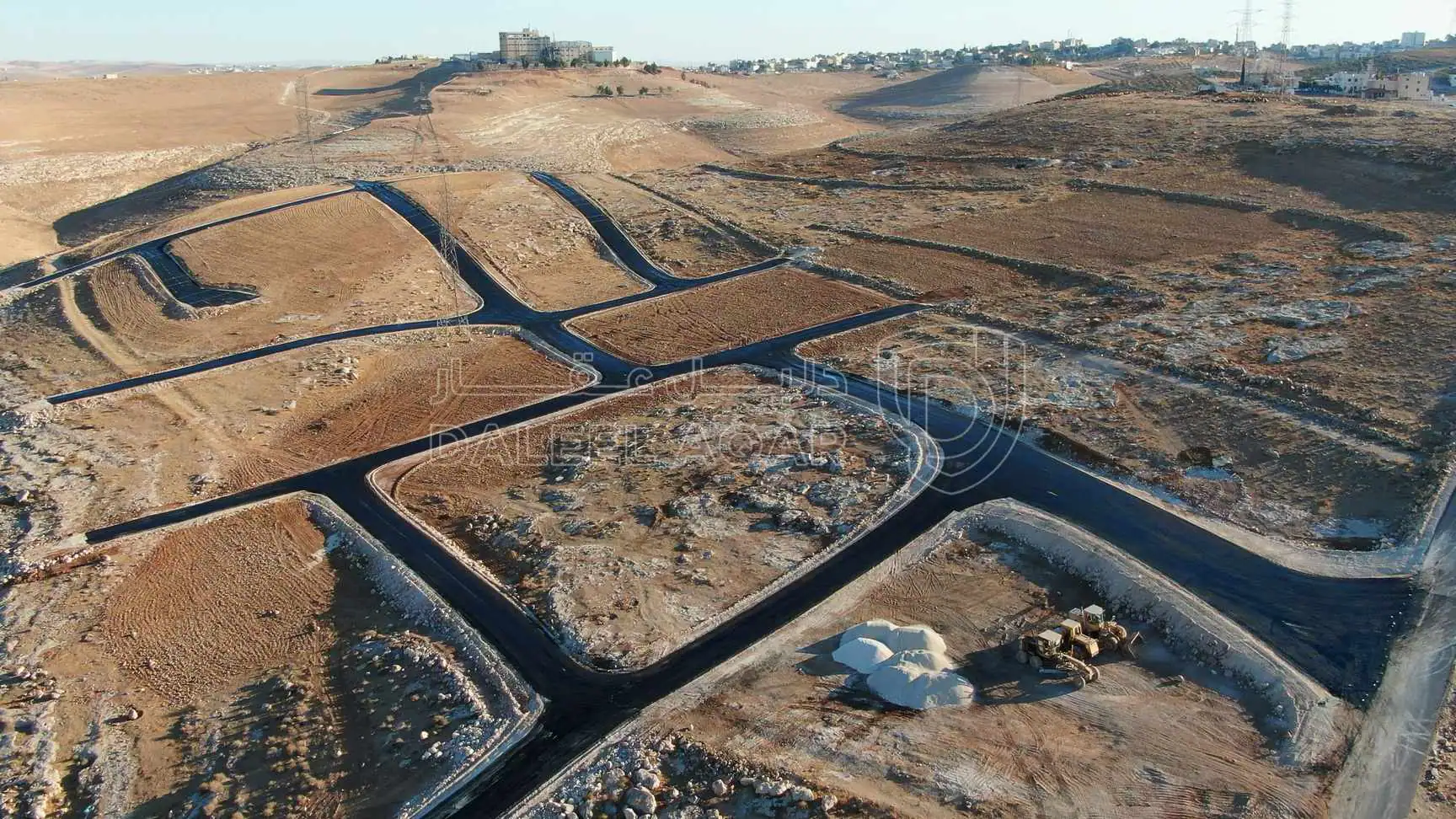 أرض في أرض سكنية بالمستندة الجديدة- 2.5 كم عن اشارة الغاز - 33,000 دأ - صورة 1